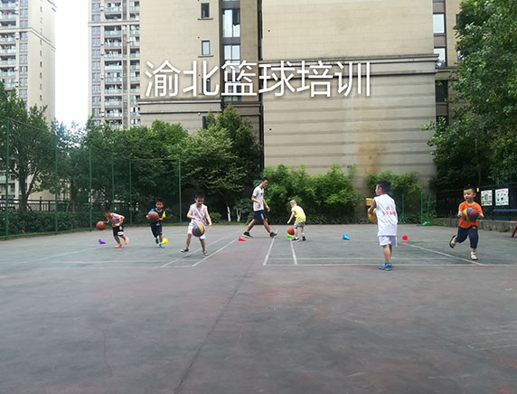 重庆篮球培训力超浅谈篮球运动可促进智力的发