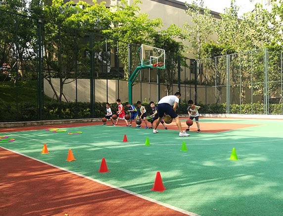重庆篮球培训力超体育浅谈运球的注意事项