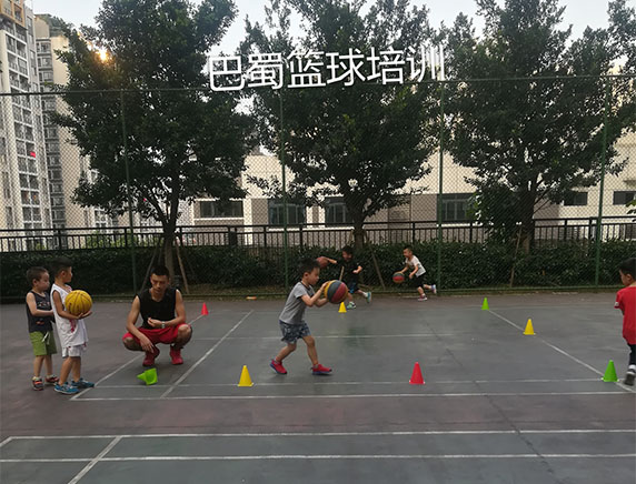 重庆篮球培训力超体育介绍打篮球时的运球技术