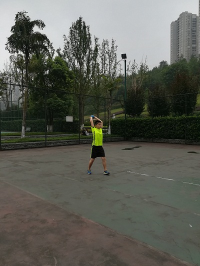 重庆中考体育培训力超体育浅谈掷实心球的两种