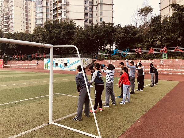 重庆学员掷实心球训练现场